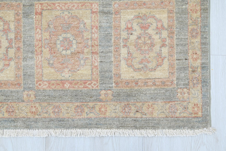 gray Accent rug 2' 11" x 4' 6"