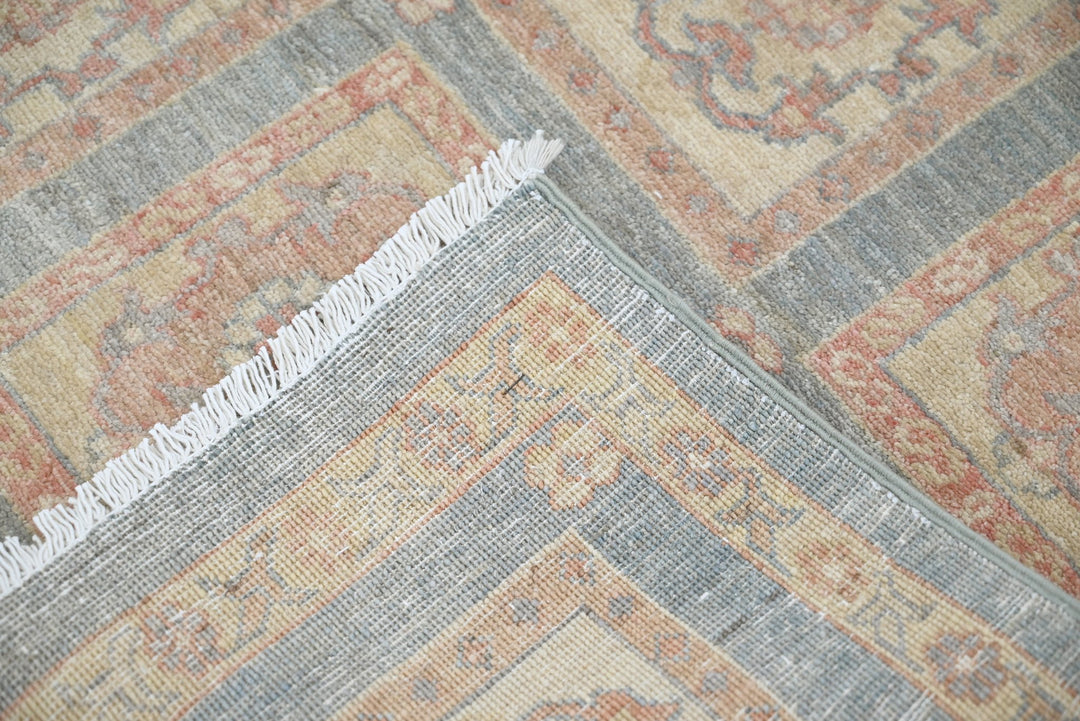 gray Accent rug 2' 11" x 4' 6"