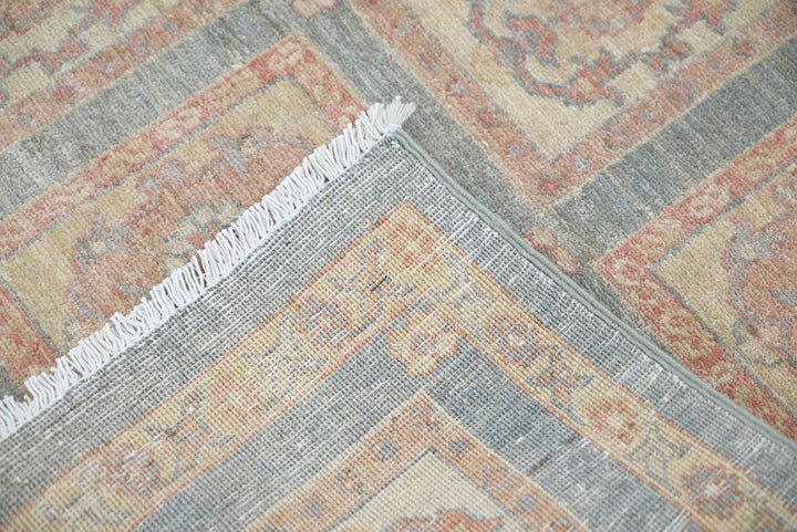 gray Accent rug 2' 11" x 4' 6"