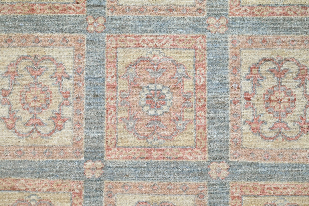 gray Accent rug 2' 11" x 4' 6"