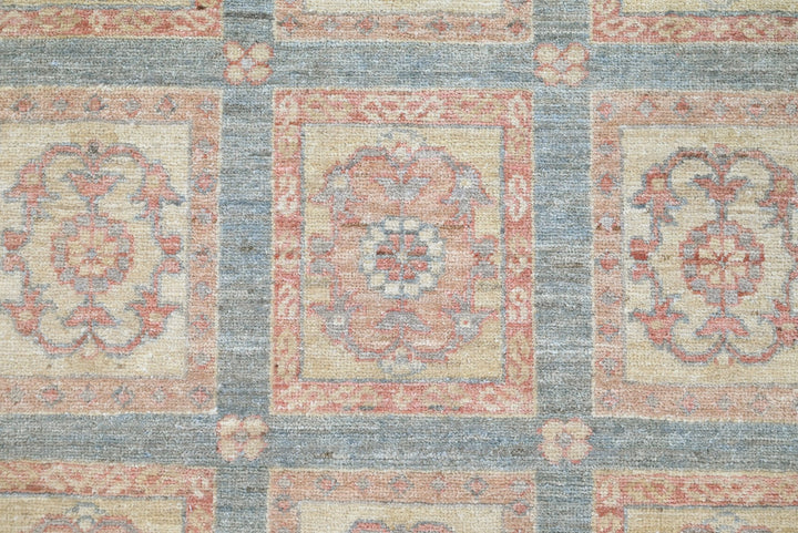 gray Accent rug 2' 11" x 4' 6"