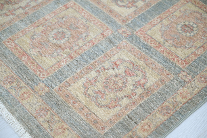 gray Accent rug 2' 11" x 4' 6"
