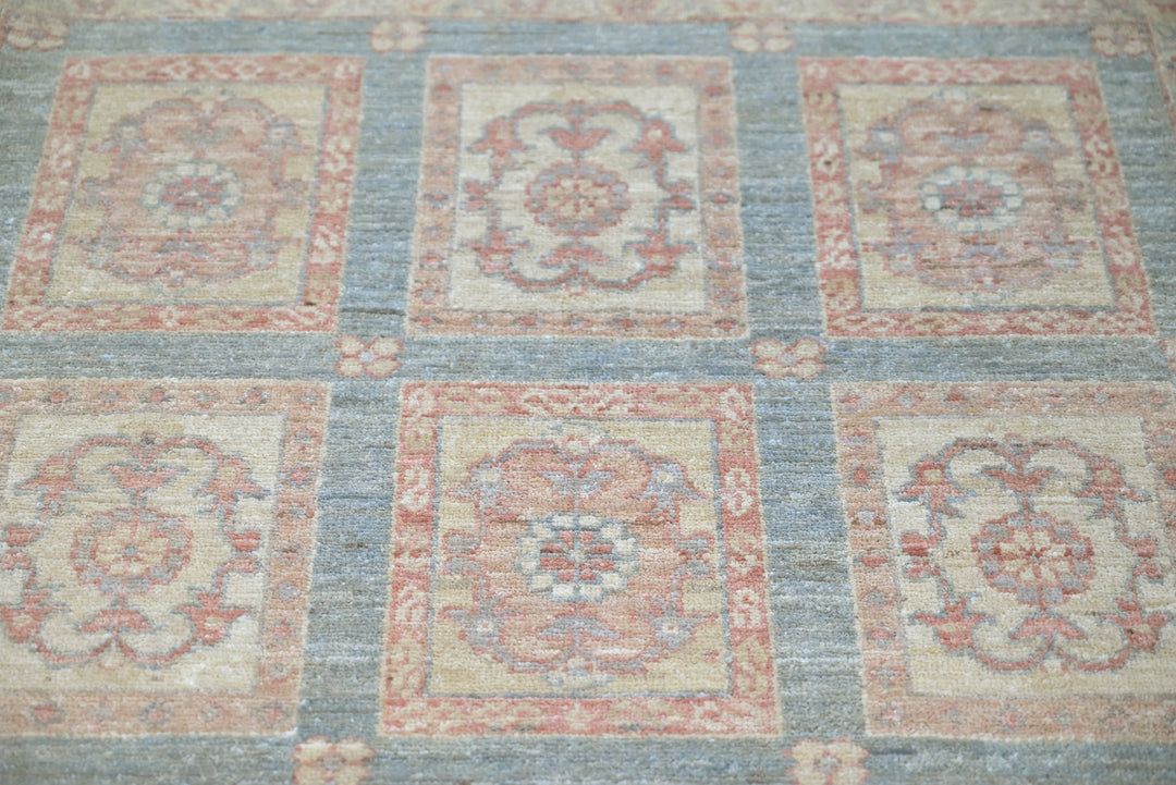 gray Accent rug 2' 11" x 4' 6"