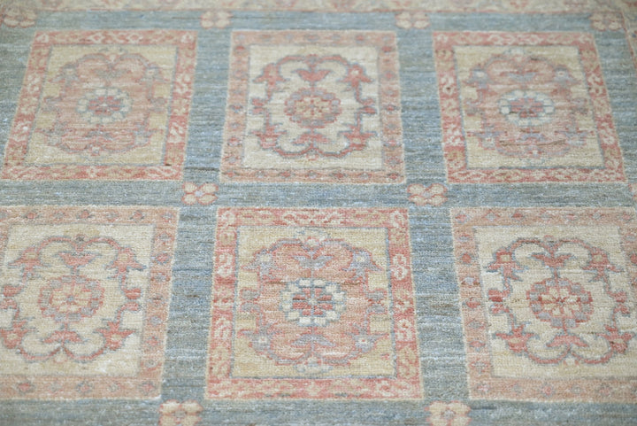 gray Accent rug 2' 11" x 4' 6"