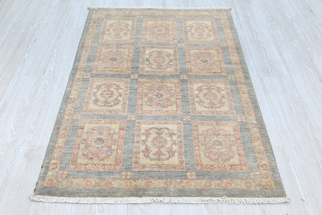 gray Accent rug 2' 11" x 4' 6"