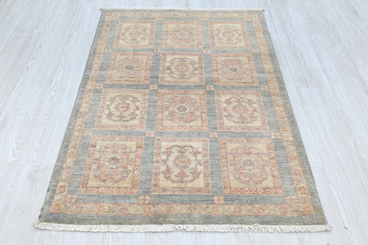 gray Accent rug 2' 11" x 4' 6"