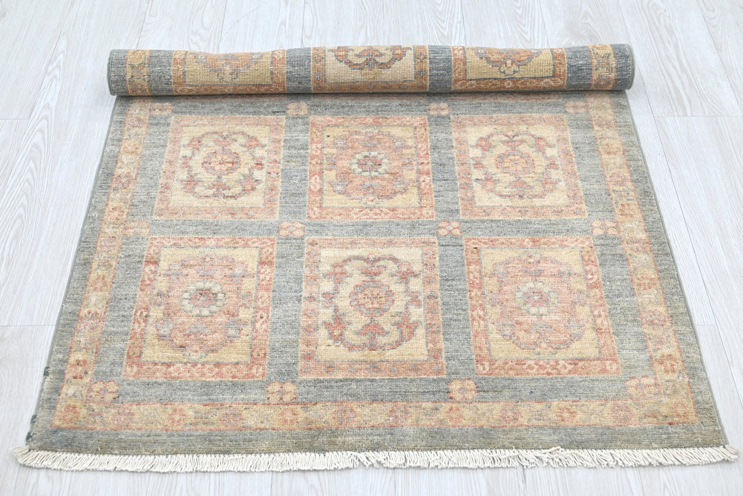 gray Accent rug 2' 11" x 4' 6"