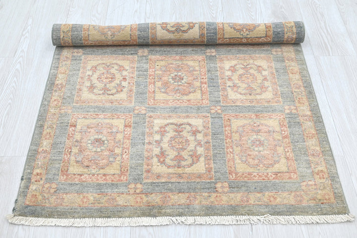 gray Accent rug 2' 11" x 4' 6"