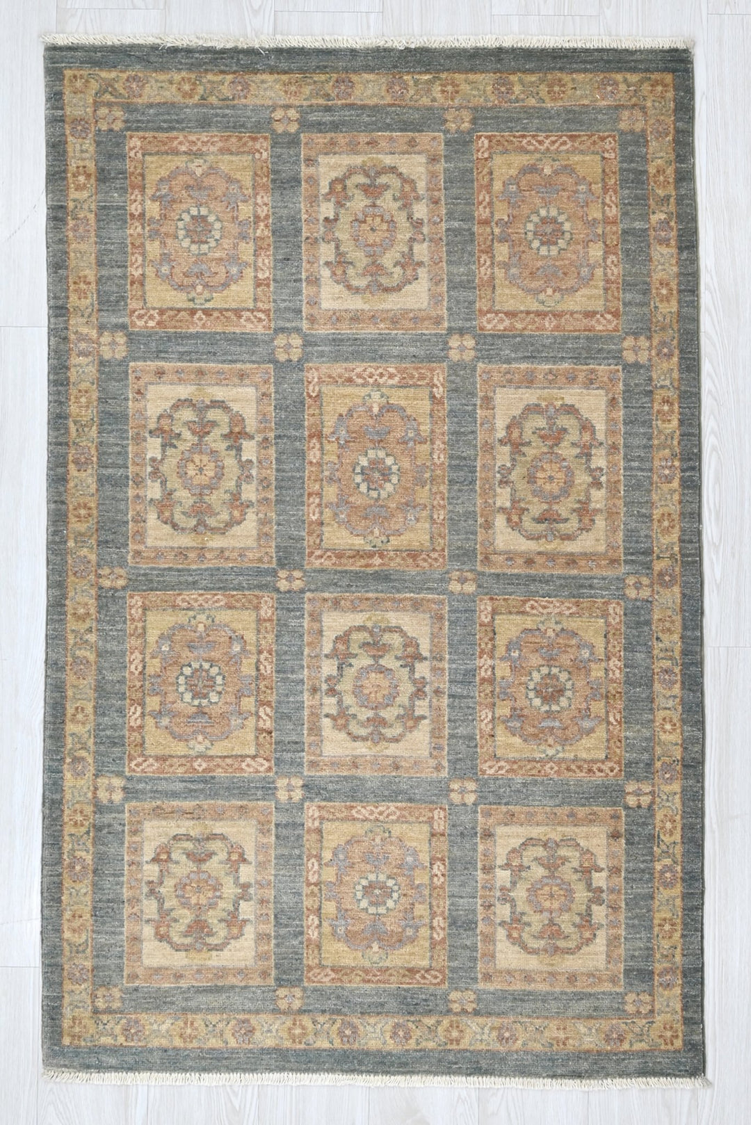 gray Accent rug 3' 0" x 4' 10"