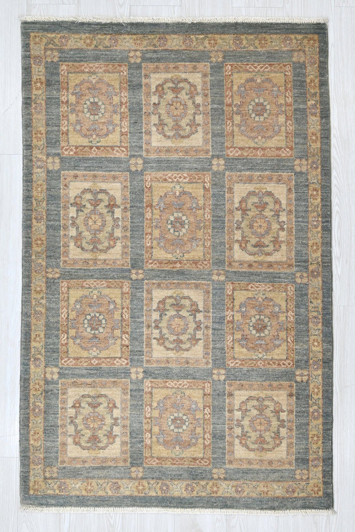 gray Accent rug 3' 0" x 4' 10"