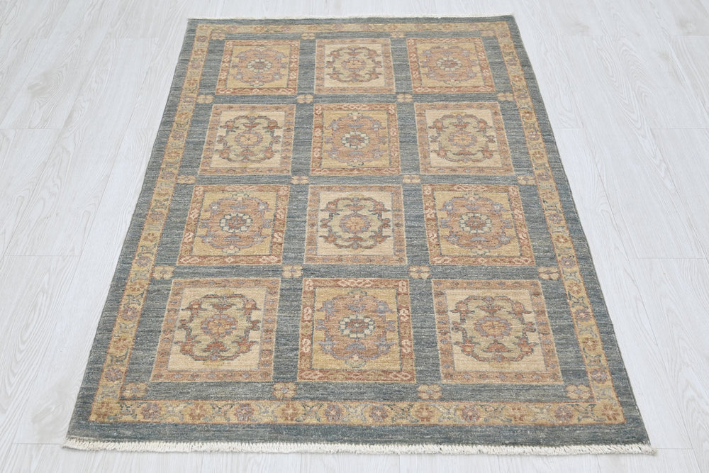 gray Accent rug 3' 0" x 4' 10"