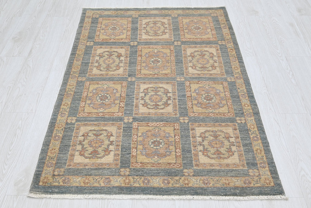 gray Accent rug 3' 0" x 4' 10"