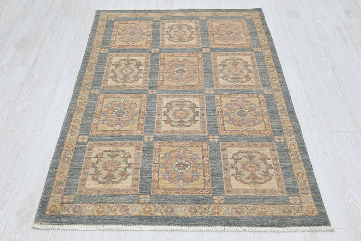 gray Accent rug 3' 0" x 4' 10"