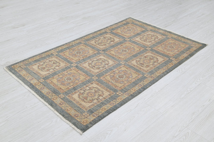 gray Accent rug 3' 0" x 4' 10"