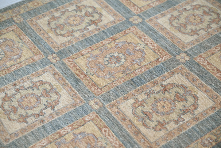 gray Accent rug 3' 0" x 4' 10"