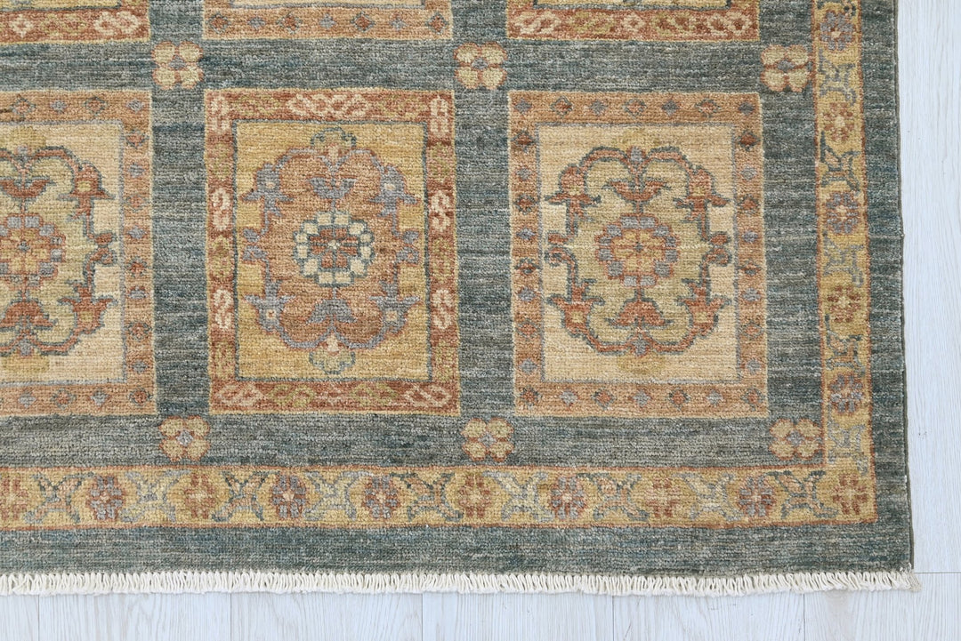gray Accent rug 3' 0" x 4' 10"