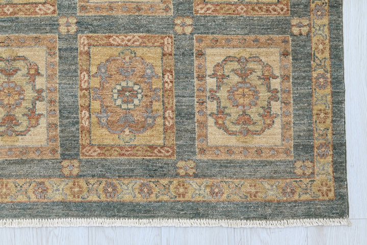 gray Accent rug 3' 0" x 4' 10"