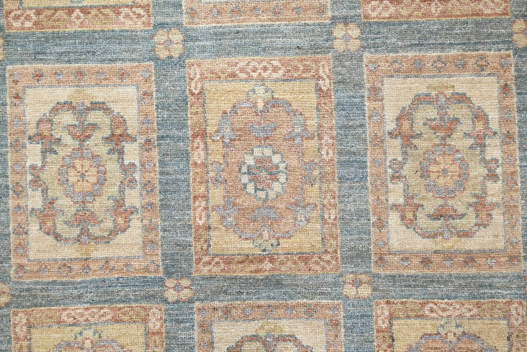 gray Accent rug 3' 0" x 4' 10"