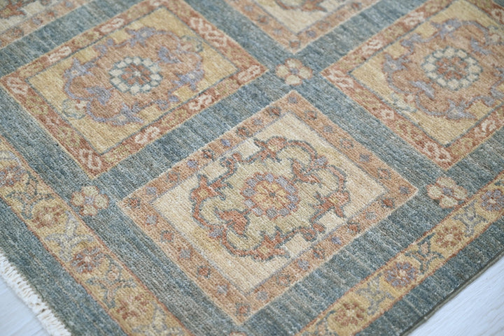 gray Accent rug 3' 0" x 4' 10"