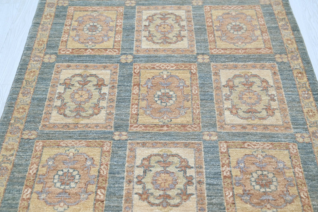 gray Accent rug 3' 0" x 4' 10"