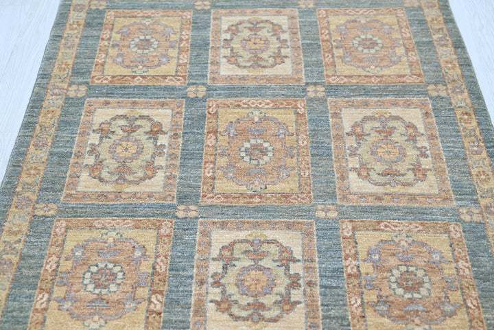 gray Accent rug 3' 0" x 4' 10"
