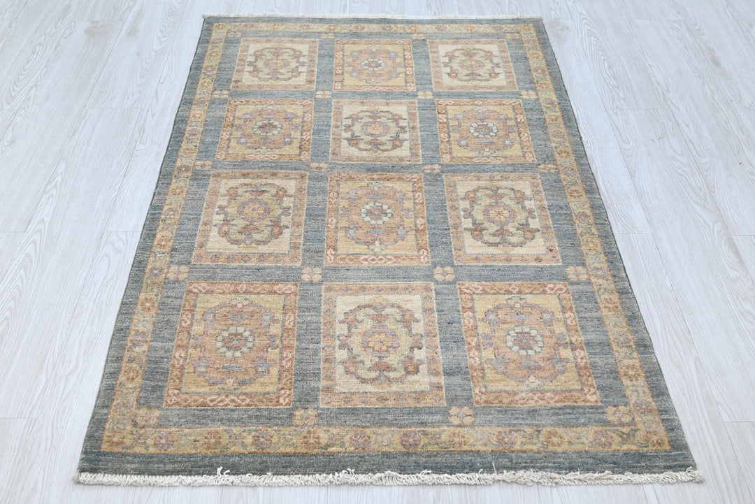 gray Accent rug 3' 0" x 4' 10"
