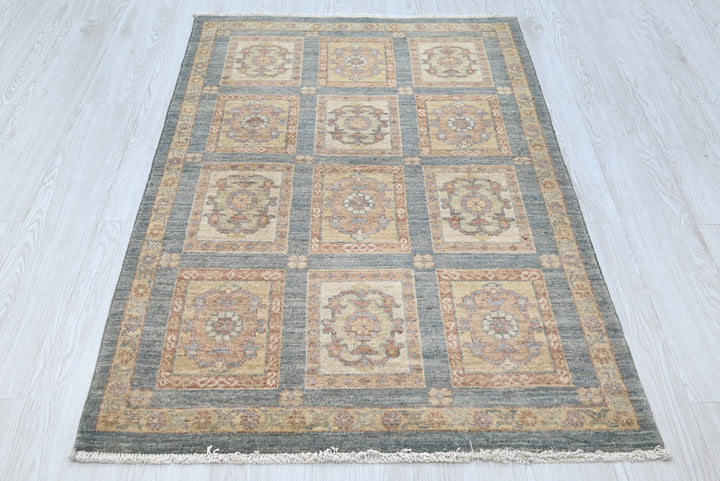 gray Accent rug 3' 0" x 4' 10"