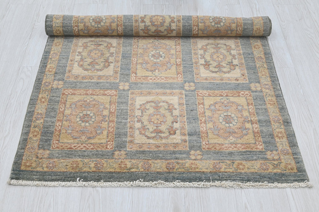 gray Accent rug 3' 0" x 4' 10"