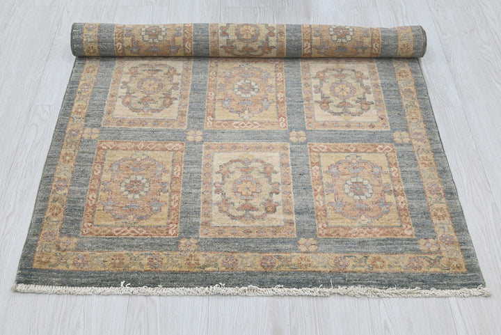 gray Accent rug 3' 0" x 4' 10"