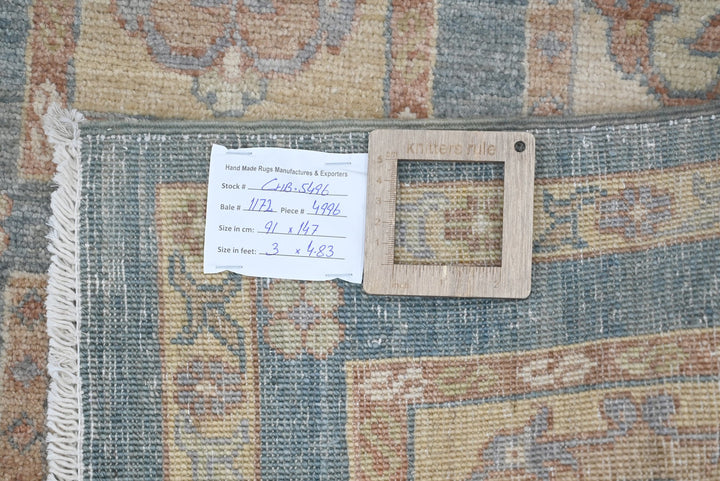 gray Accent rug 3' 0" x 4' 10"