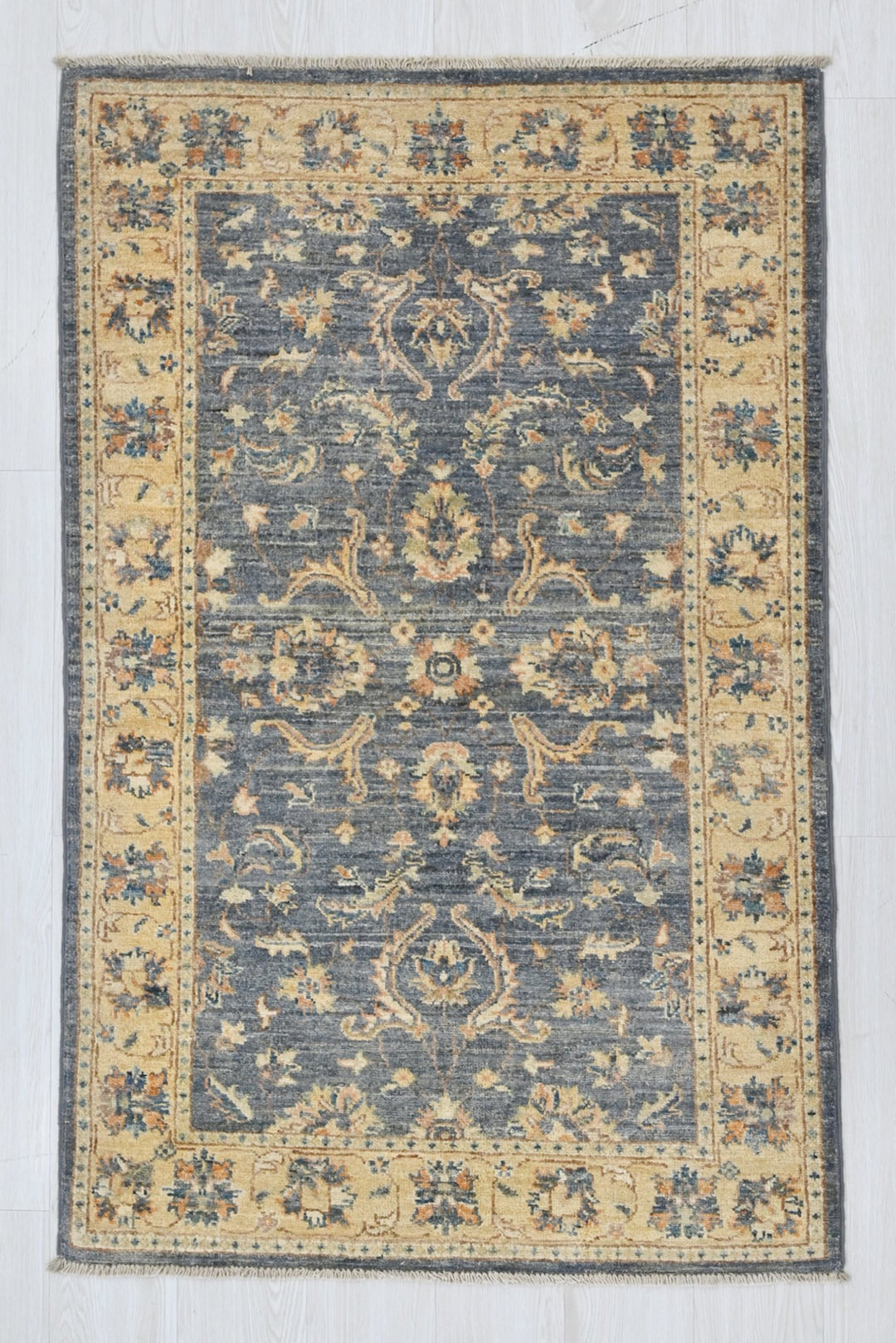 gray Accent rug 3' 0" x 4' 10"