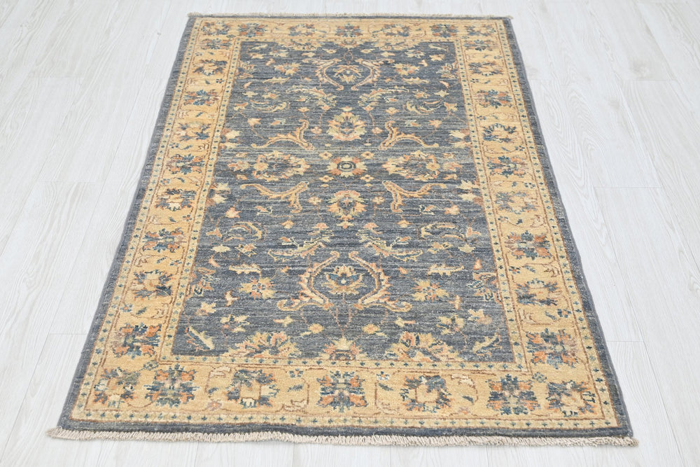 gray Accent rug 3' 0" x 4' 10"