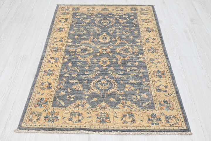 gray Accent rug 3' 0" x 4' 10"