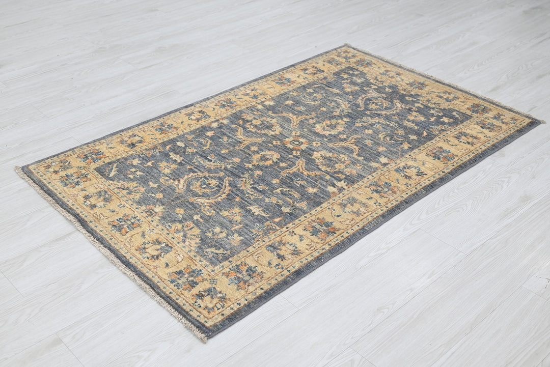 gray Accent rug 3' 0" x 4' 10"