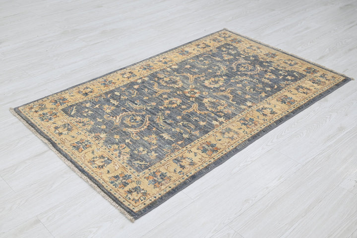 gray Accent rug 3' 0" x 4' 10"
