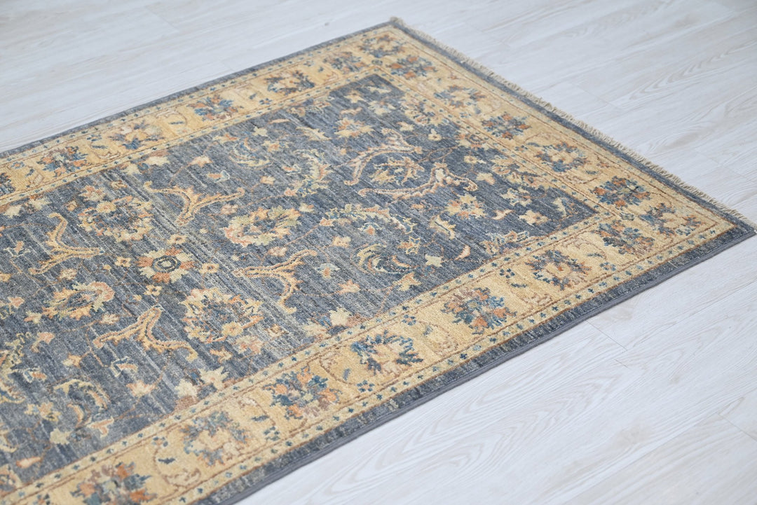 gray Accent rug 3' 0" x 4' 10"