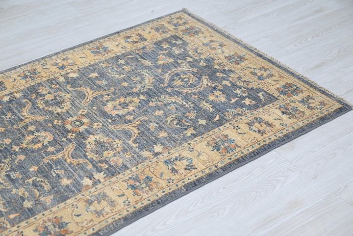gray Accent rug 3' 0" x 4' 10"
