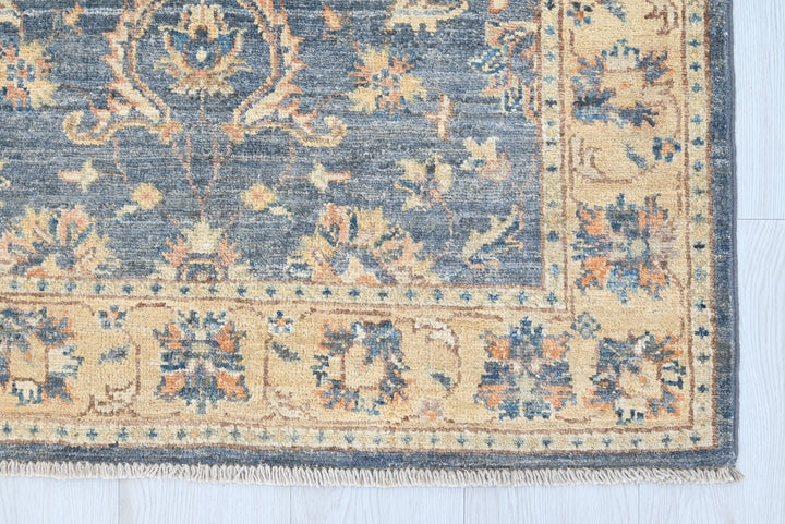 gray Accent rug 3' 0" x 4' 10"