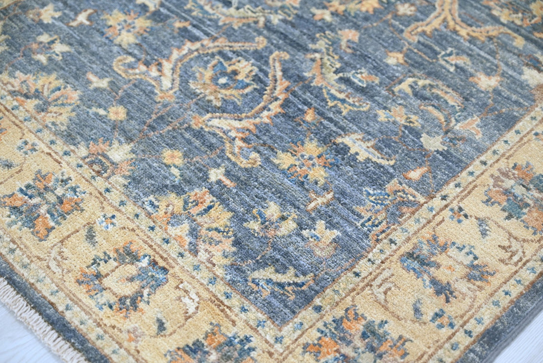 gray Accent rug 3' 0" x 4' 10"