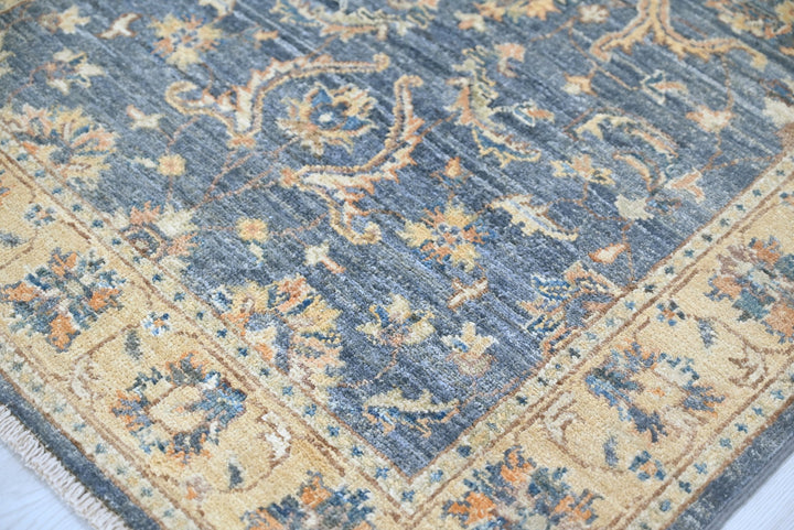 gray Accent rug 3' 0" x 4' 10"
