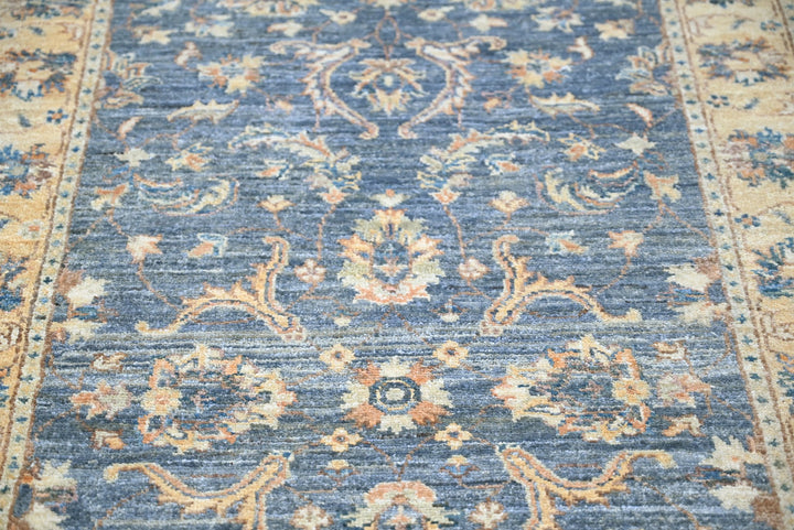 gray Accent rug 3' 0" x 4' 10"