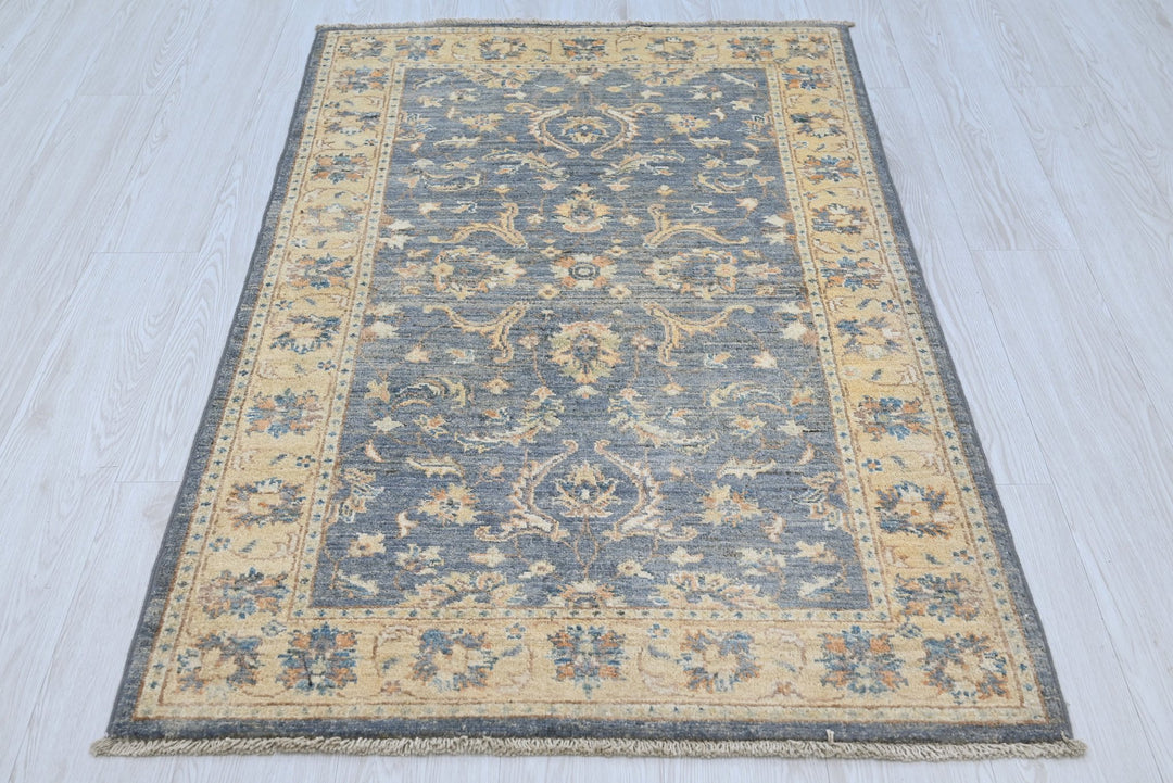 gray Accent rug 3' 0" x 4' 10"