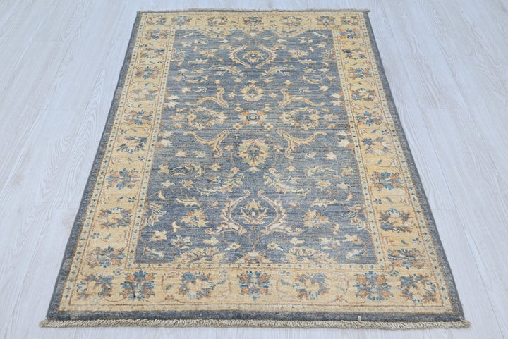 gray Accent rug 3' 0" x 4' 10"