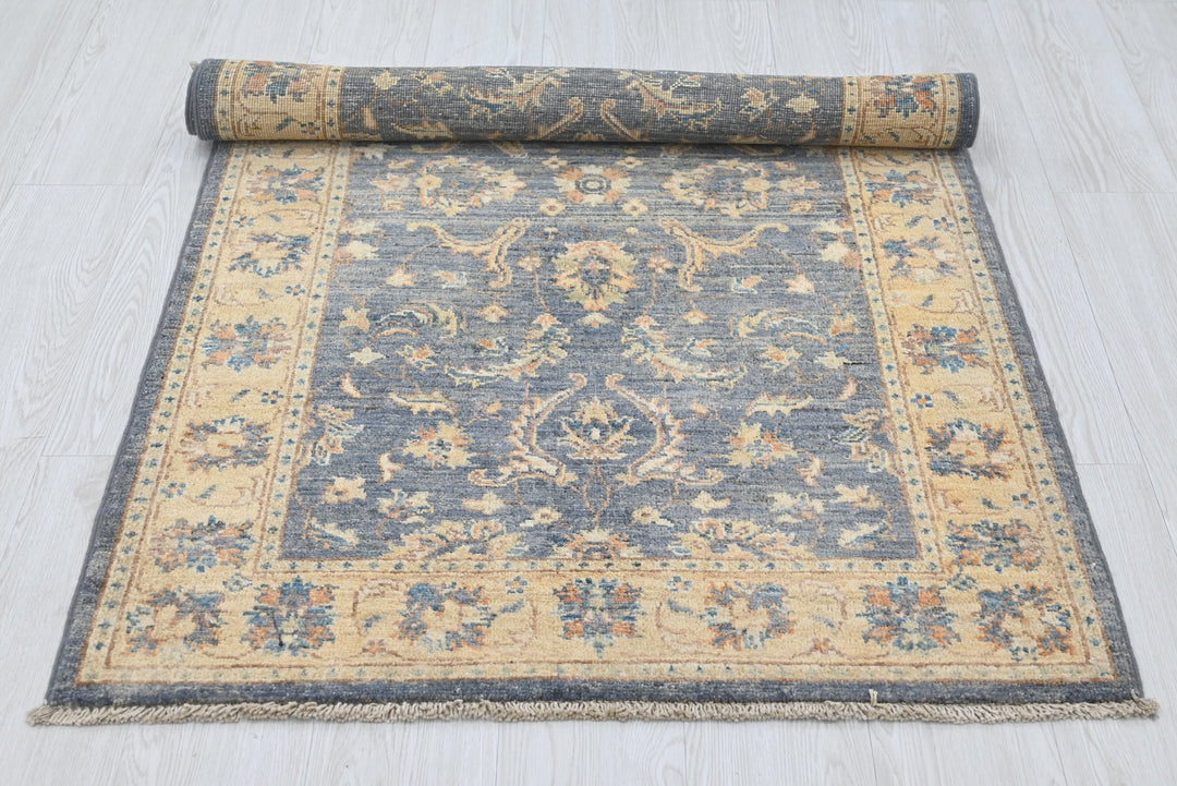 gray Accent rug 3' 0" x 4' 10"