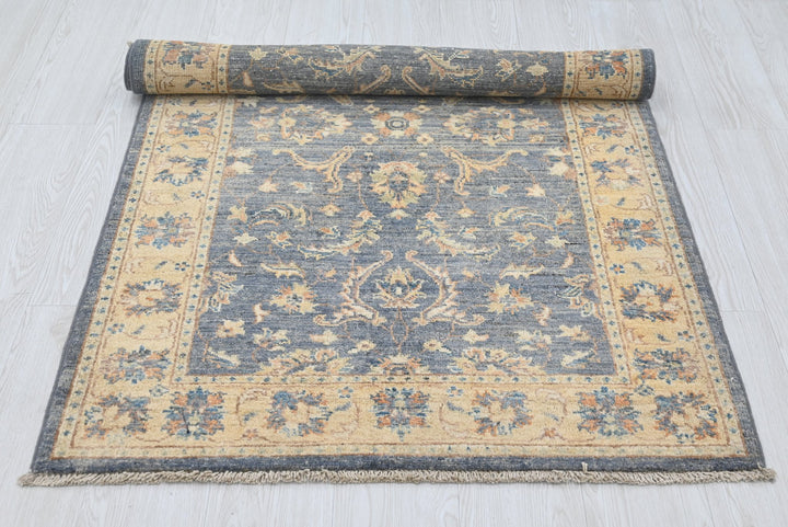 gray Accent rug 3' 0" x 4' 10"