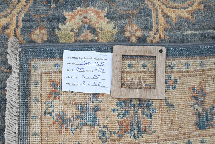 gray Accent rug 3' 0" x 4' 10"