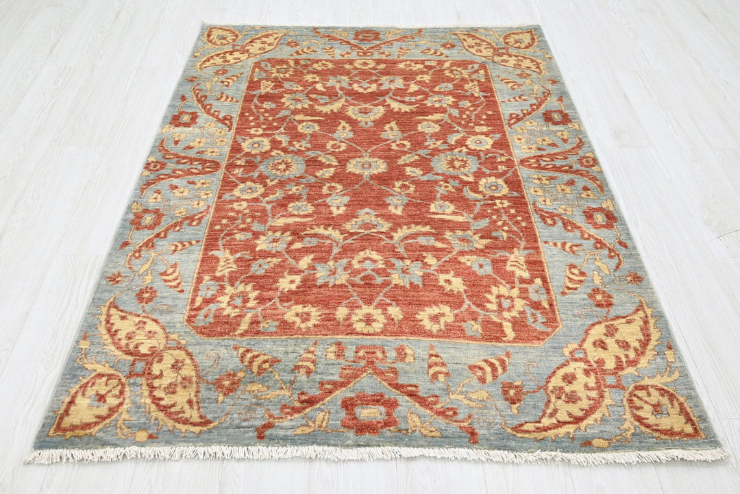 red Accent rug 4' 0" x 5' 8"