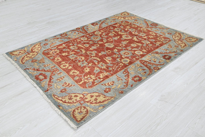 red Accent rug 4' 0" x 5' 8"