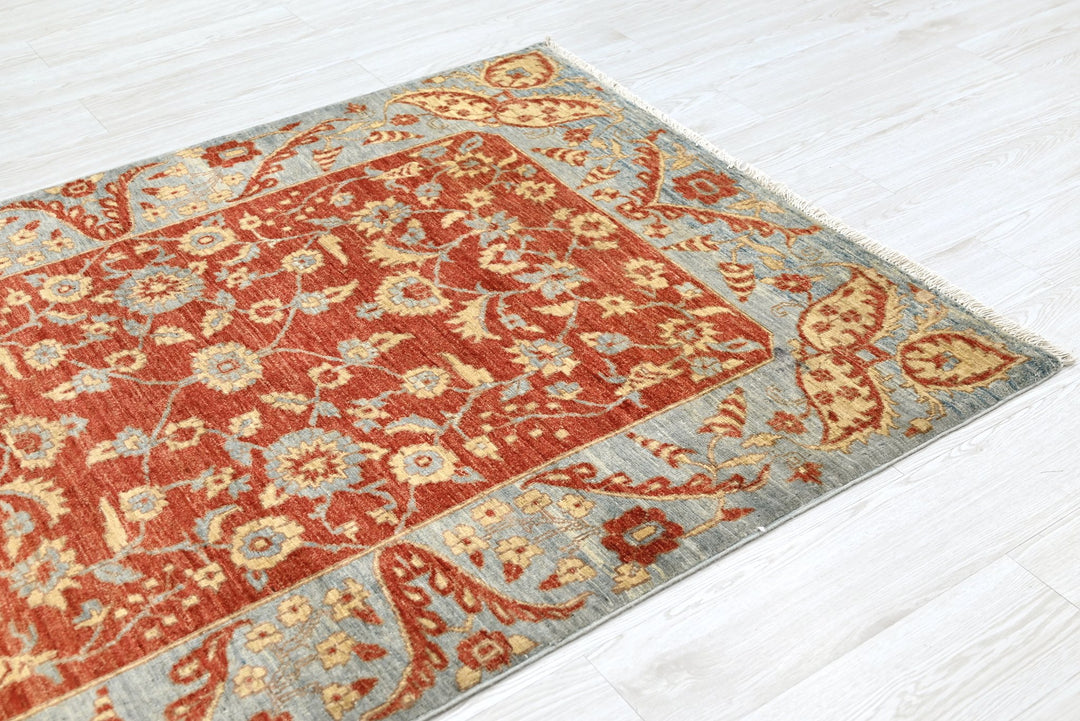 red Accent rug 4' 0" x 5' 8"