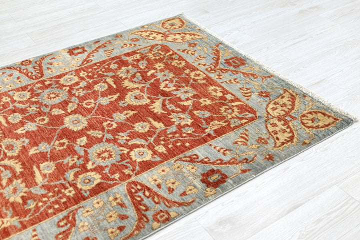 red Accent rug 4' 0" x 5' 8"
